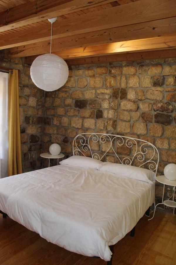 La Casa De La Petra Guest House Quintanar de la Sierra Ngoại thất bức ảnh